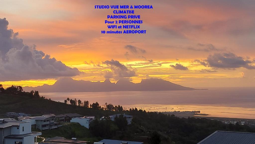 帕皮提Studio Vaimiti pour 2 personnes vue mer et Moorea的海上的日落和山