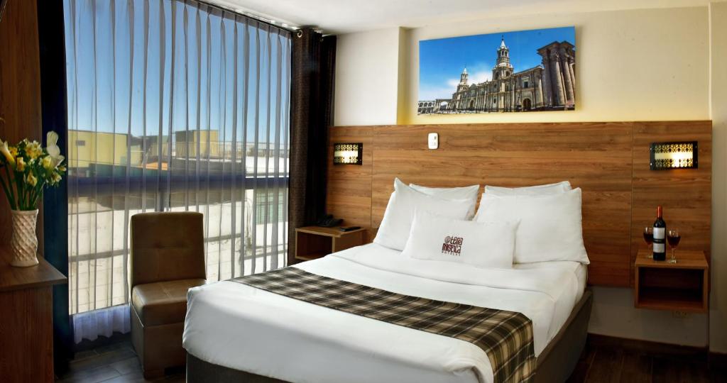 阿雷基帕Terramística Arequipa - Monasterio的酒店客房设有一张床和一个大窗户