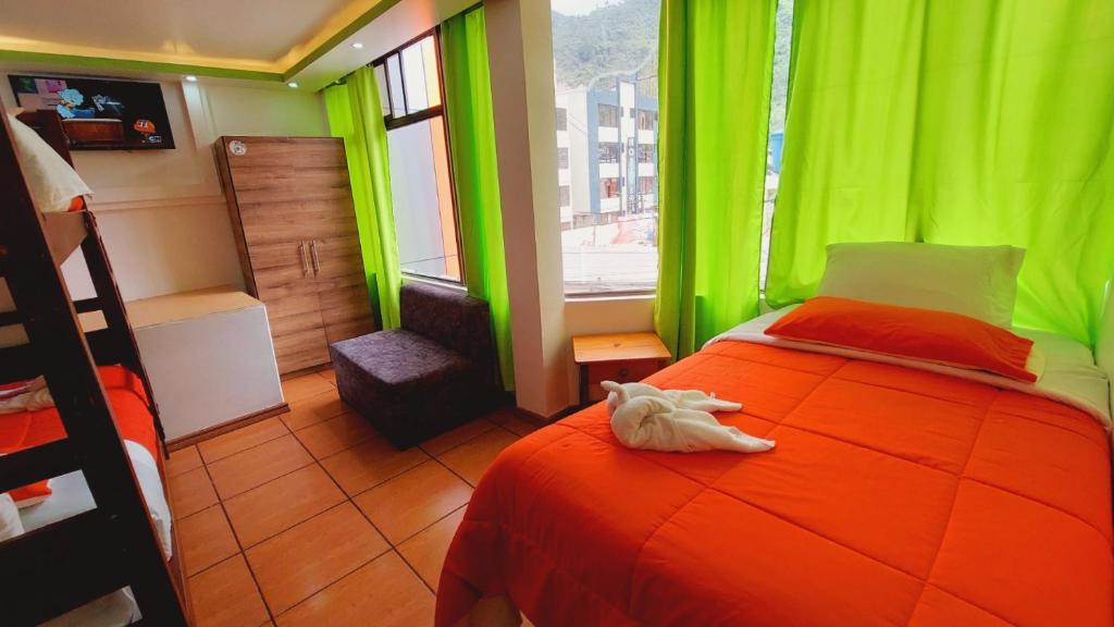 巴尼奥斯Hostal La Siesta的一间绿色卧室,配有一张床上的动物床