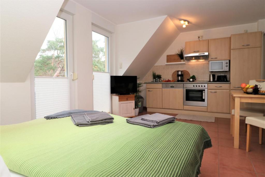 Neuhaus"Strandkoje" Strandkoje, App 07的一间厨房,里面设有一张绿色大床