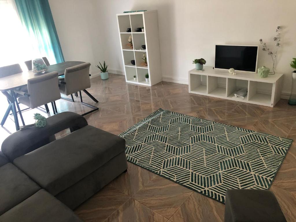 维拉·诺瓦·达·塞尔维尔Apartamento Rio Minho的客厅配有沙发和桌子