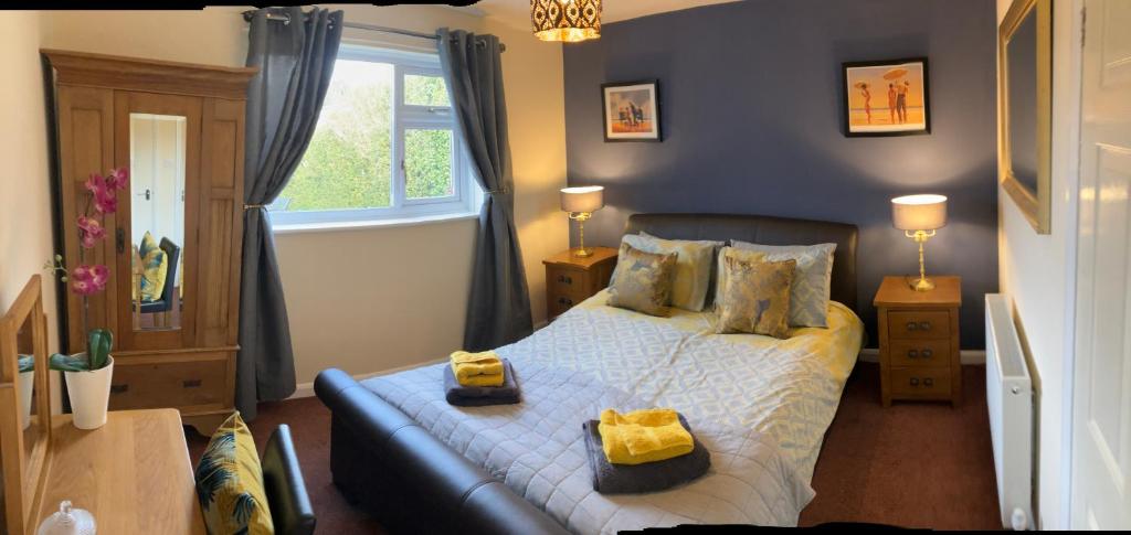 兰迪德诺交汇Ogilvie Lodge的一间卧室配有一张带2盒床的卧室