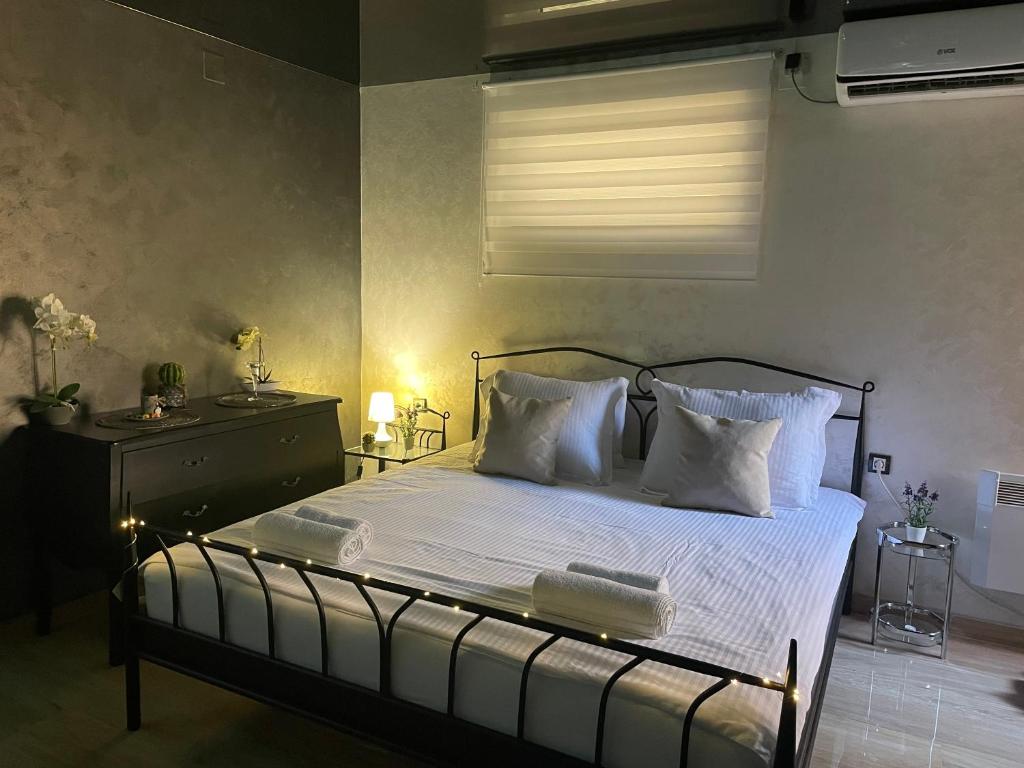 维尔蒂尼克Apartman Stefan Lux的一间卧室配有带白色床单和枕头的床。