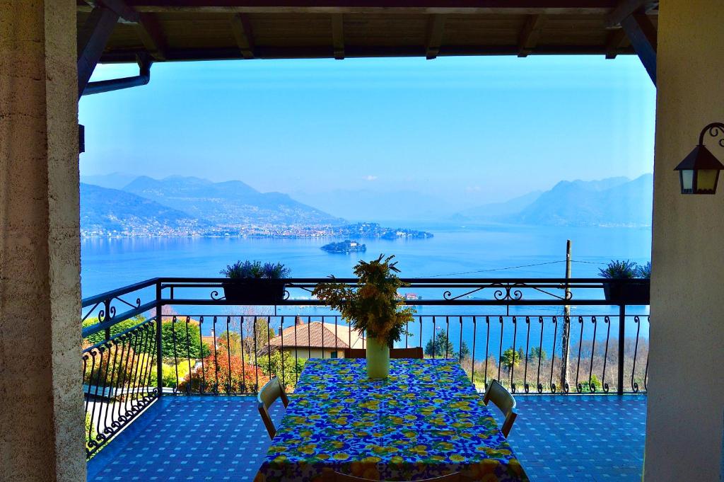 斯特雷萨Il lago e la collina的水景阳台桌子