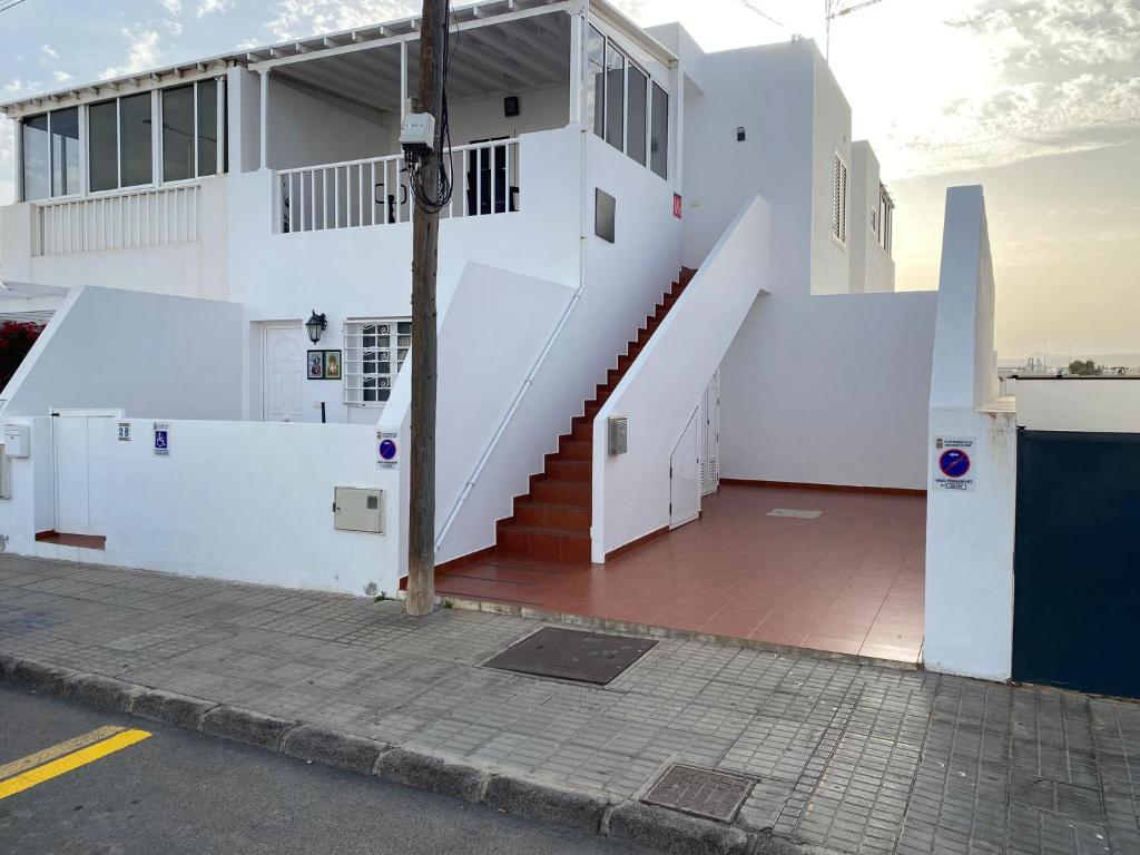 宏达海滩Casa La Orilla 1的白色的建筑,旁边设有楼梯