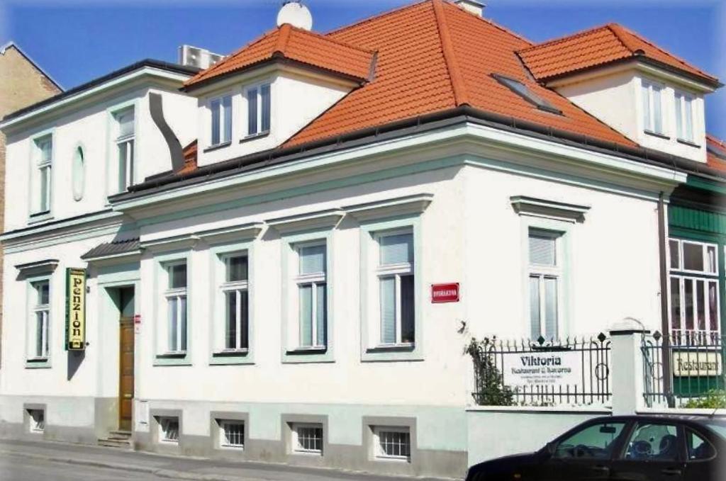 兹诺伊莫维多利亚旅馆的白色的建筑,在街上有橙色的屋顶