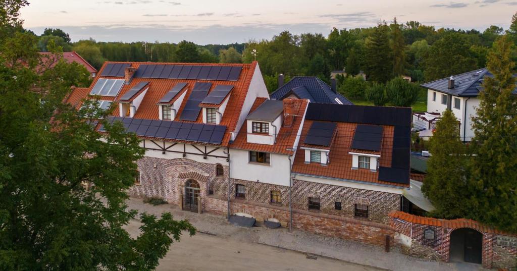 弗罗茨瓦夫卡兹玛瑞姆酒店的屋顶上设有太阳能电池板的建筑的空中景观