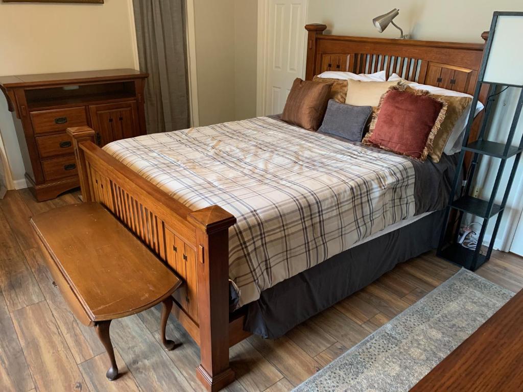 奥古斯塔Creek View Townhome的一间卧室配有一张床、一把椅子和一张桌子