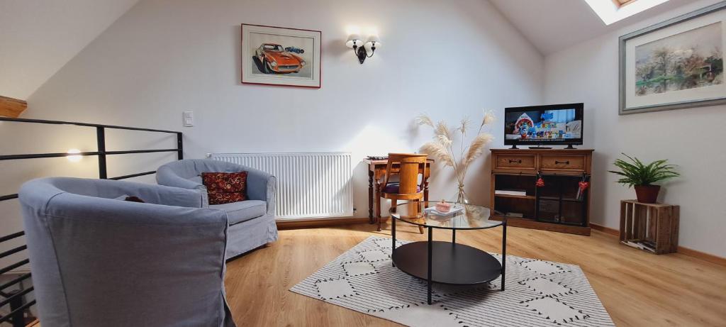 博讷L'Authentic- Petit-déjeuner inclus - Cosy - Calme的客厅配有沙发、椅子和桌子