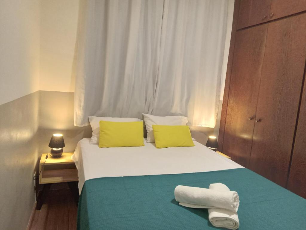 贝洛奥里藏特Apartamento encantador的一间卧室配有一张床,上面有两条毛巾