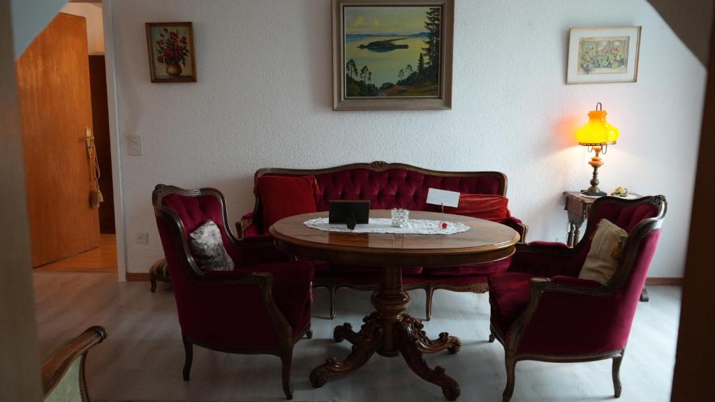 BrüggDream apartment in nice villa near forest的配有桌椅和沙发的房间