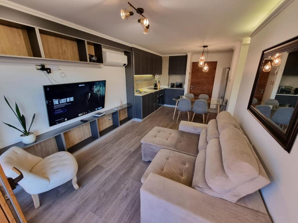 洛斯安赫莱斯Depto 2D+2B amoblado y equipado.的带沙发和电视的客厅
