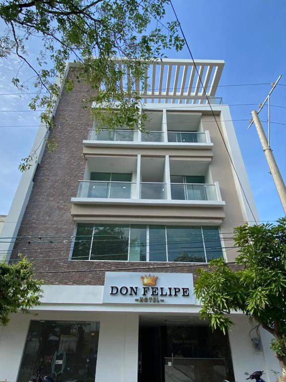 里奥阿查Hotel Don Felipe的一座高大的建筑,上面有不规则的标志