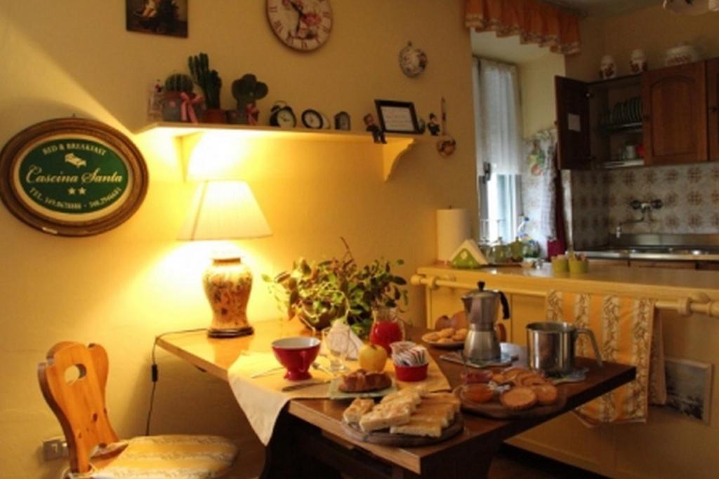 加维加维卡斯西纳圣塔住宿加早餐酒店的厨房配有餐桌和食物