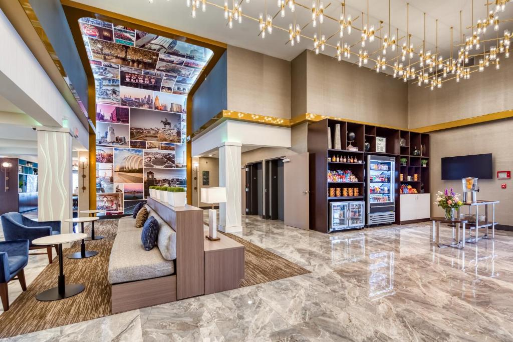 堪萨斯城Holiday Inn - Kansas City - Downtown, an IHG Hotel的大堂设有酒吧和品酒室