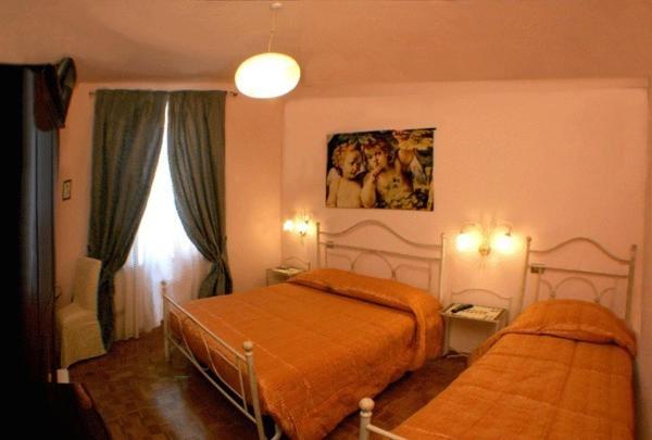 费拉拉B&B Le Campane的一间卧室设有两张床和窗户。