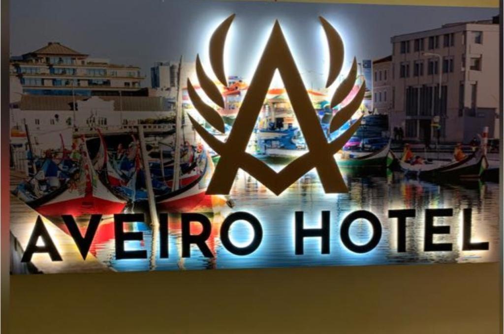 库库塔Aveiro Hotel的港口内一艘带船只的驯鹿酒店标志