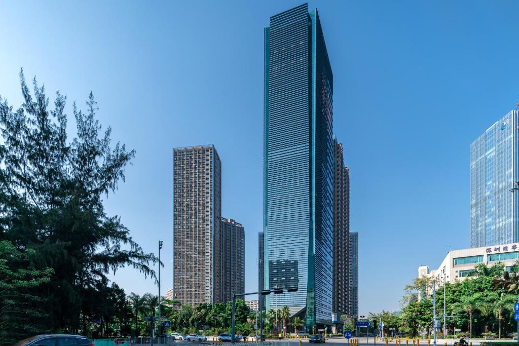 深圳WESU微宿行政公寓(深圳深大地铁店)的城市里一群高耸的摩天大楼