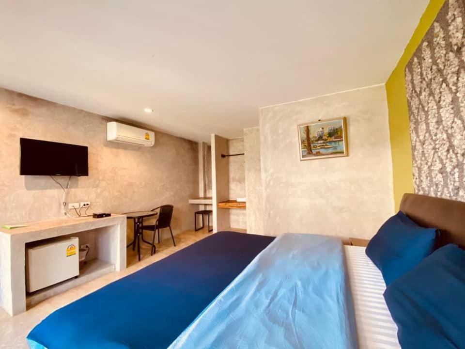 考陶科夫住宅酒店的一间酒店客房,配有一张蓝色的床和一张书桌