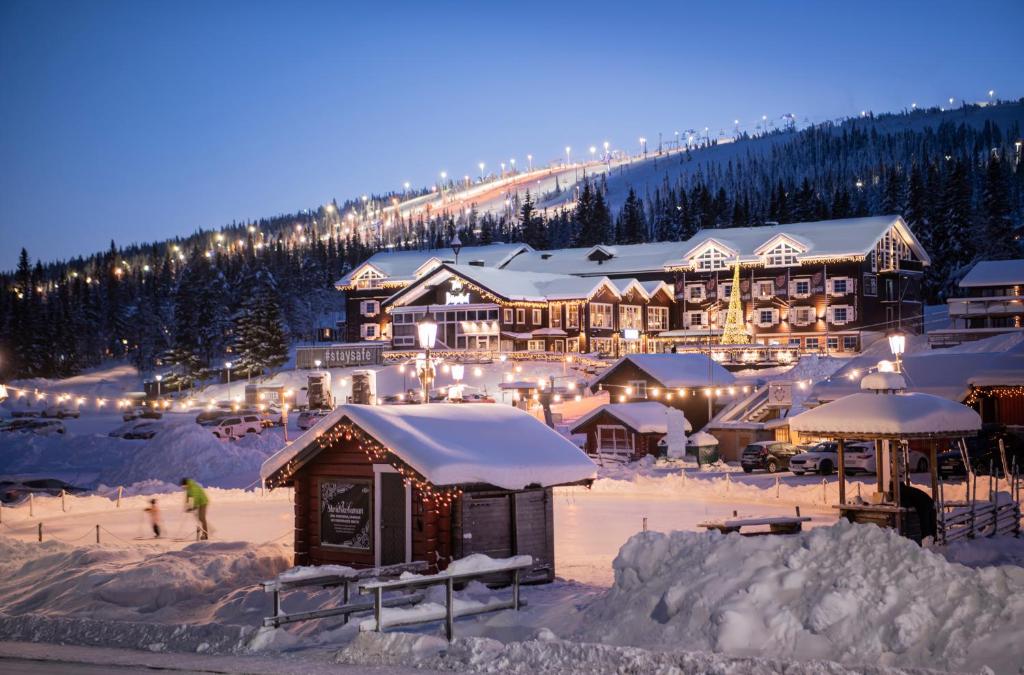 林德瓦伦布格尔霍夫酒店的夜间雪地里的一个度假胜地,灯光照亮