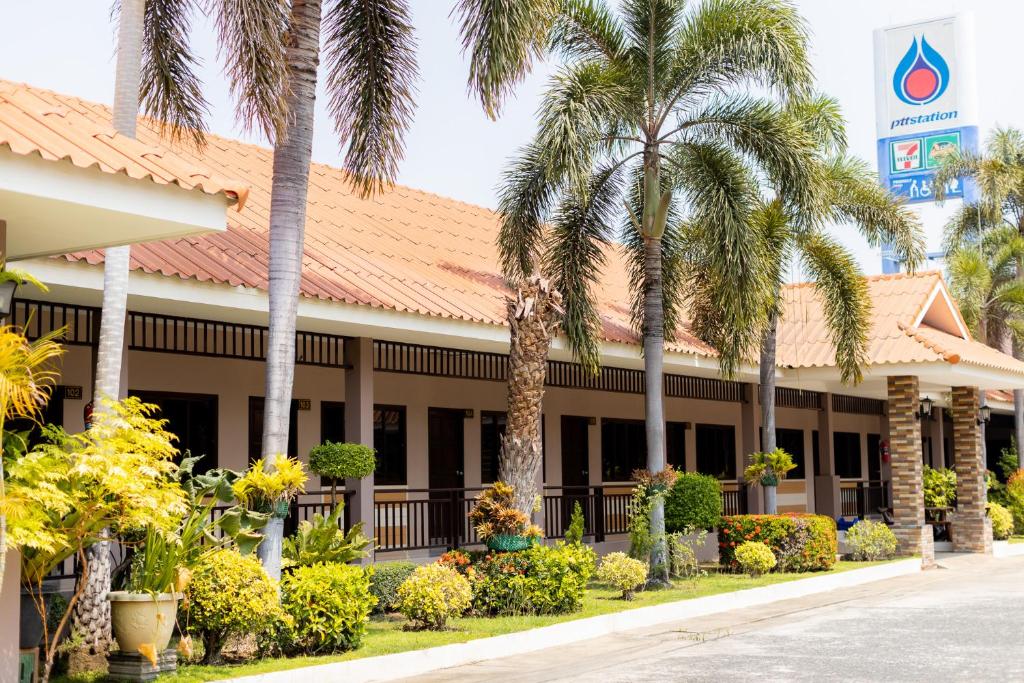 Sangkhaโรงแรมมณีสังขะ的棕榈树酒店正面的景色