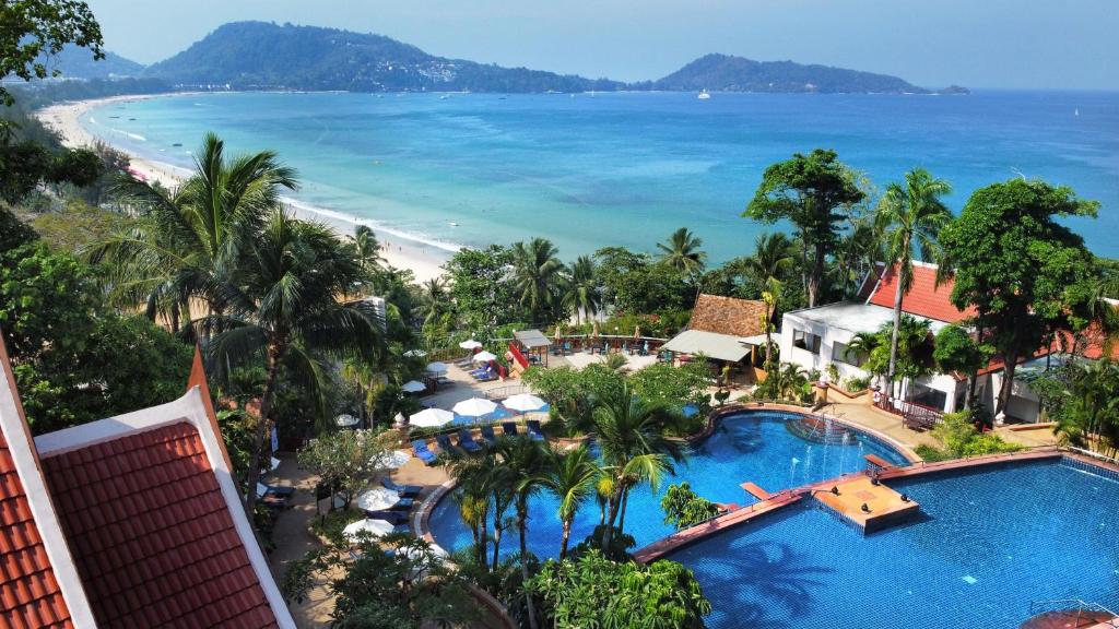 芭东海滩Novotel Phuket Resort的享有度假胜地的空中景致,设有游泳池和海滩
