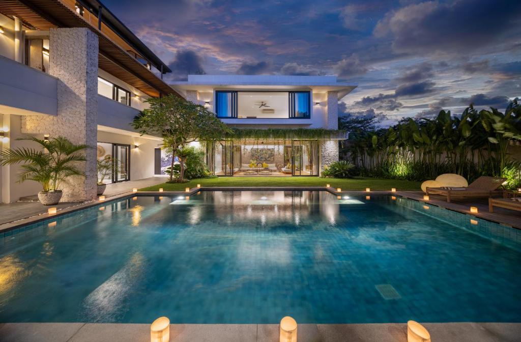坎古Villa Pantai Indah - 100m to Pererenan Beach的一座房子后院的游泳池