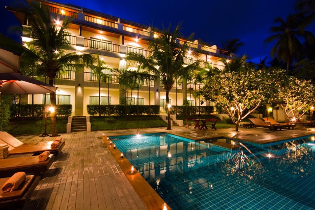 拉迈拉迈布里度假酒店的大楼前设有游泳池的酒店