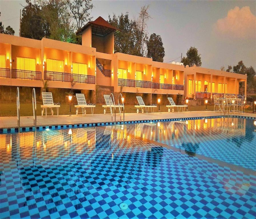 贡珀尔格尔Kumbhal Exotica Resort Kumbhalgarh的酒店前的游泳池
