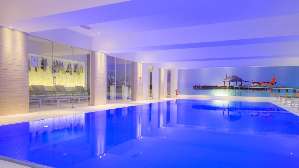 卢森堡阿尔维斯帕克酒店的一座大楼内的大型游泳池