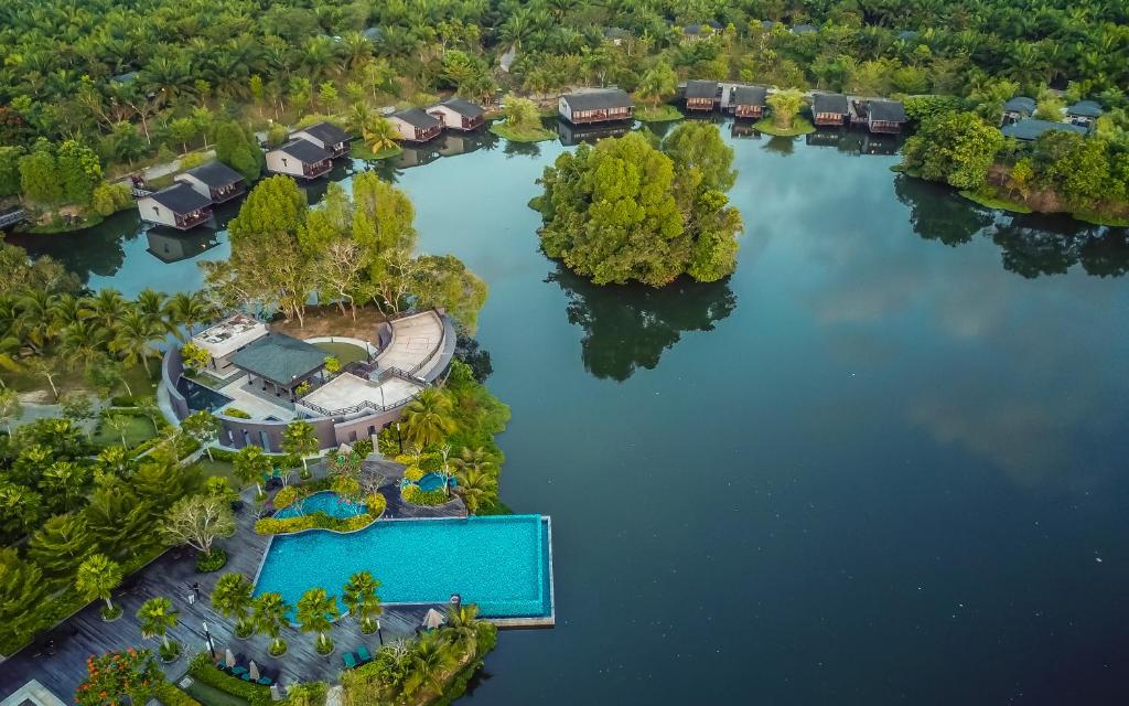 关丹Mangala Estate Boutique Resort - Small Luxury Hotels of the World的湖景别墅的空中景致