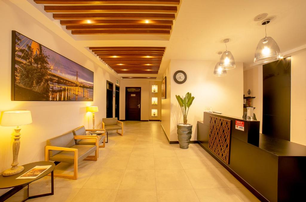 坎帕拉Source of the Nile Hotel - Namanve的医院的大厅,有椅子和等候室