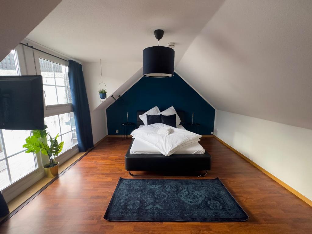 科布伦茨Design Wohnung nähe Uni的一间卧室配有一张蓝色墙壁的床