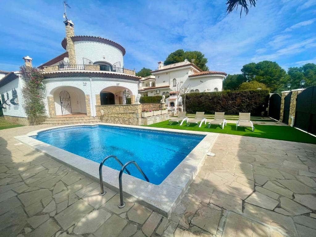 迈阿密普拉特亚Pino Alto Villa Jazmin的房屋前的游泳池
