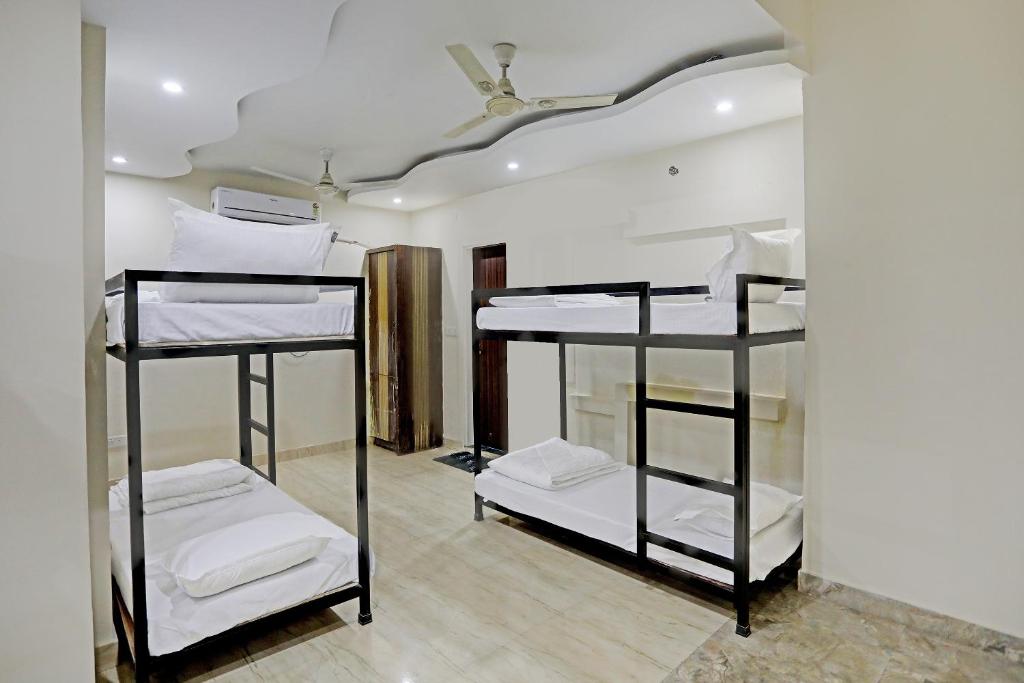 新德里S B Guest House Near New Delhi Train Station的一间设有三张双层床的客房