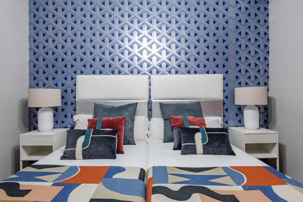 马德里Beautiful Room in Heart of Madrid的一间卧室配有一张蓝色墙壁的床