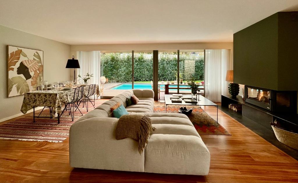 维亚纳堡Casa das Bolotas的带沙发和桌子的客厅以及用餐室