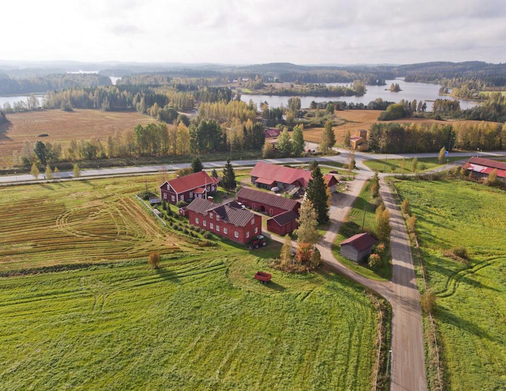 Petäjävesi莱米提拉乡村住宿酒店的田野房屋的空中景观