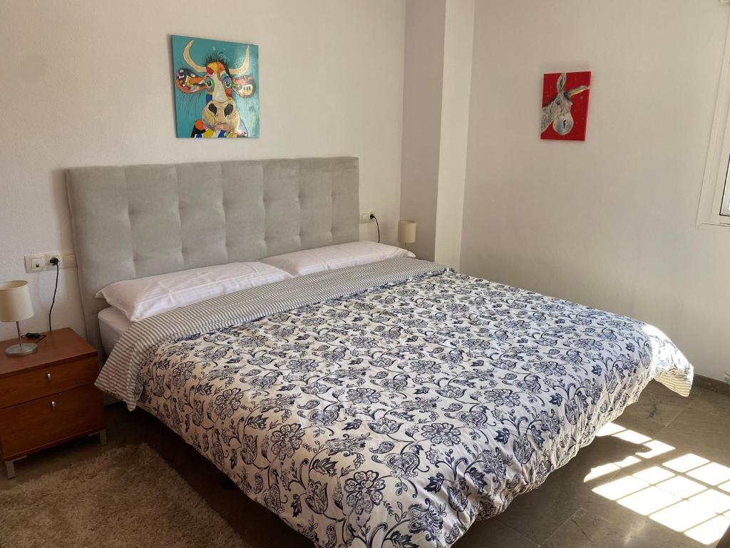 贝纳尔马德纳Casa Balcones - Benalmadena Pueblo的一间卧室配有一张带蓝色和白色棉被的床