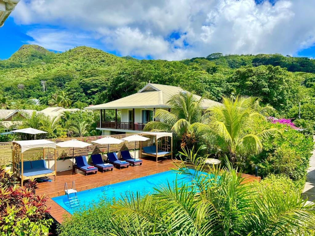 马埃岛The Seaboards Apartments Seychelles的游泳池度假村的形象