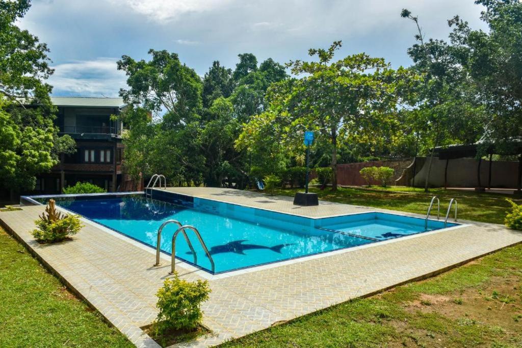汉班托塔Vintara Eco Resort的一座房子的院子内的游泳池