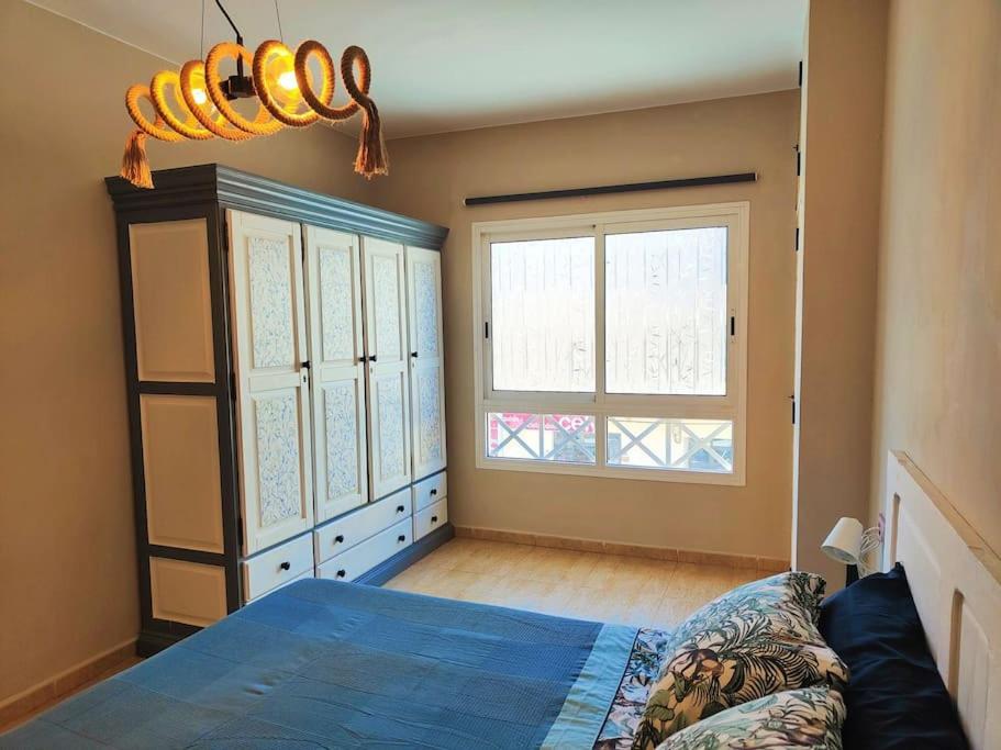 大塔拉哈尔Casa Burbuja Azul的一间卧室设有一张床和一个大窗户