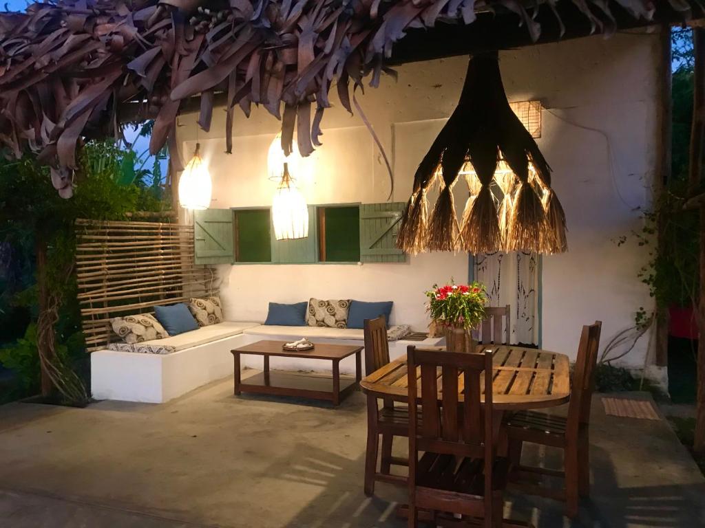 贝岛Corto Novo Maison d'hôtes-Camping的天井配有沙发和桌椅