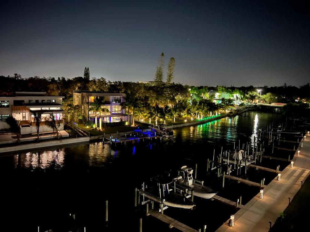 萨拉索塔Condo Cuteness with Stellar View ~ On The Water & Perfectly Located的夜间码头,水中有船