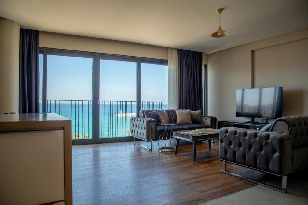 库萨达斯Duplex Loft mit Panorama Seaview的带沙发和电视的客厅