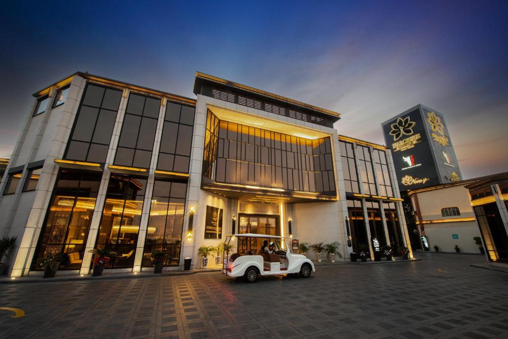 吉达Narcissus Obhur Resort & Spa的停在大楼前的白色汽车