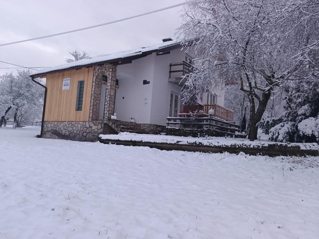 科雷尼察Holiday home Ivano的前面的地面上积雪的房子