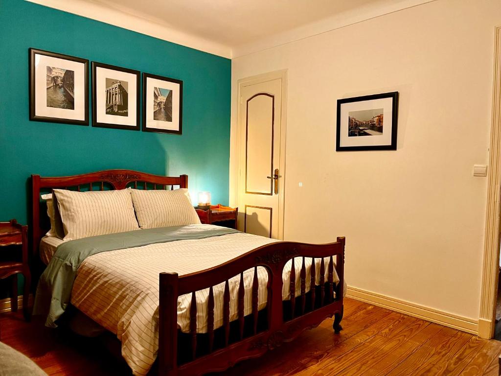 TonneinsPrivate Rooms & Bath的一间卧室设有一张床和绿色的墙壁