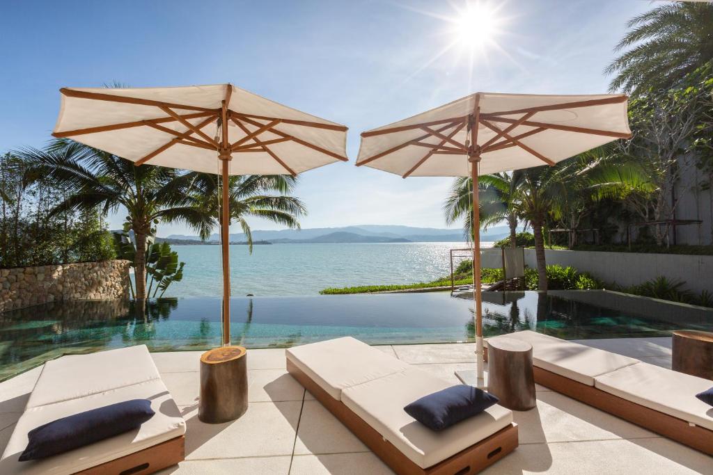 苏梅岛Kerem Luxury Beachfront Villas的度假村提供遮阳伞,享有海景。