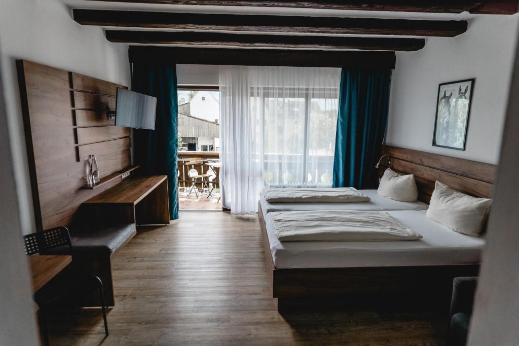 贡岑豪森瑞特尔豪夫-奥特姆尔斯酒店的酒店客房设有两张床和一个阳台。